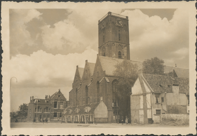 860169 Gezicht op de zuidwestgevel van de Jacobikerk (Jacobskerkhof) in Wijk C te Utrecht, vanaf de St. Jacobsstraat in ...